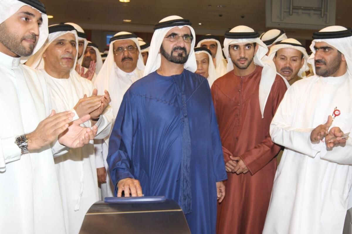Bakın: Şeyh Muhammed, 2009'da Dubai Metrosu Operasyonlarını Başlatan ilk Nol Kartına Dokunduğunda
