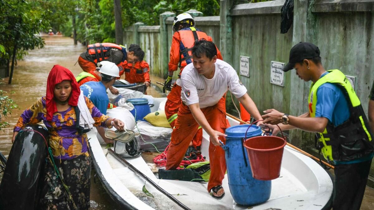 Myanmar Sakinleri Teknelerde Ve Derme Çatma Sallarda Ölümcül Sellerden Kaçıyor