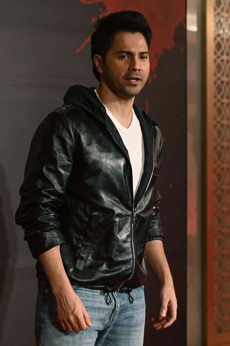 Varun Dhawan, Yas Tutan İnsanlara 'Kameraları İşaret Ettiği' için Paparazzileri Çarptı