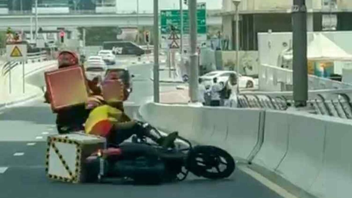 Video: Dubai Polisi, Bisikletçiyi Kasten Devirdiği için Teslimat Sürücüsünü Tutukladı