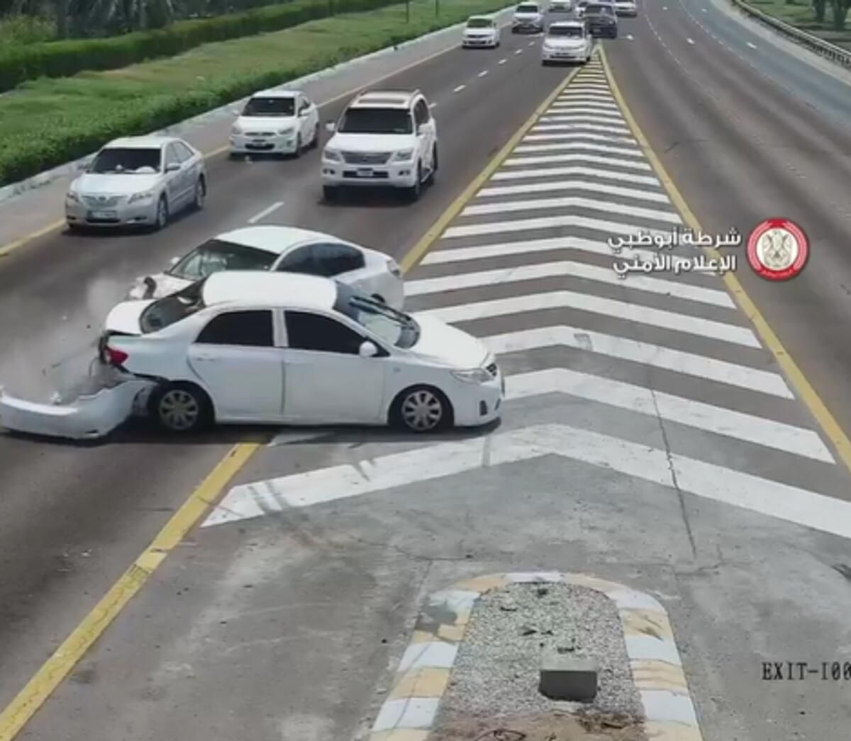 Video: Pervasız Şerit Değişimi Nedeniyle iki Sedan Çarpıştı; Abu Dabi Polisi Hatırlatıcı Yayınladı
