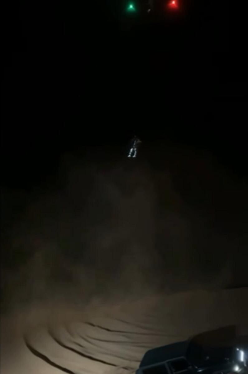 Video: Sharjah'ta Çölden Havaya Kaldırılan Araba Kazası Kurbanı