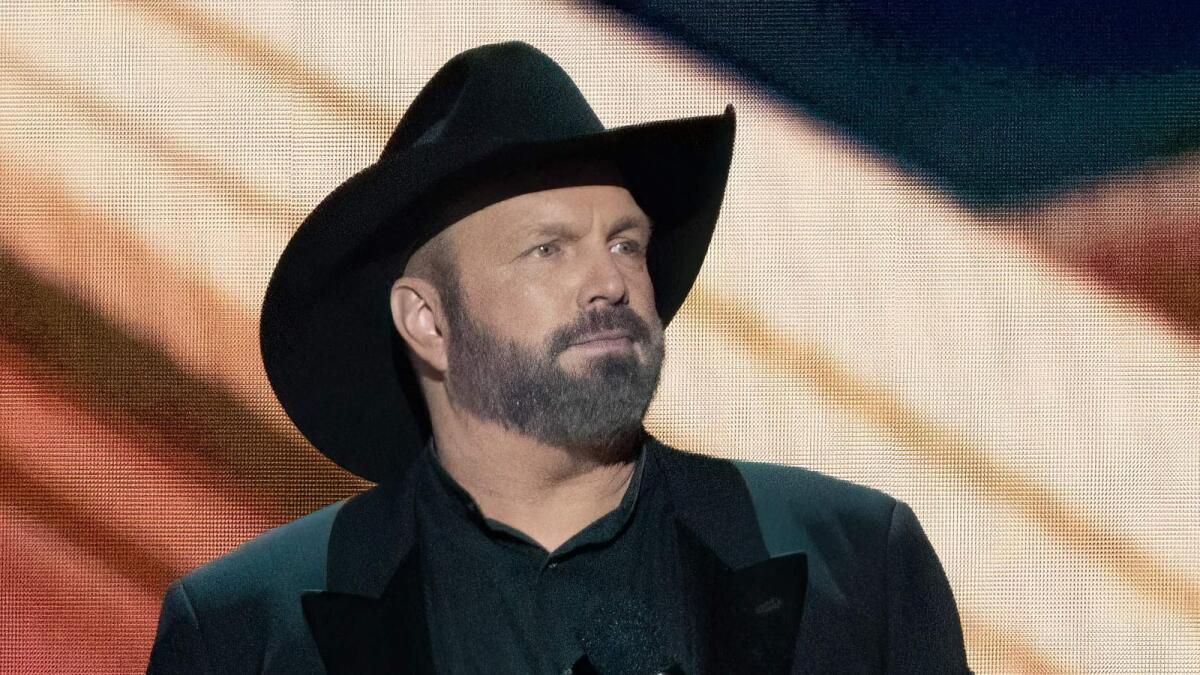 Garth Brooks Davada Tecavüzle Suçlandı