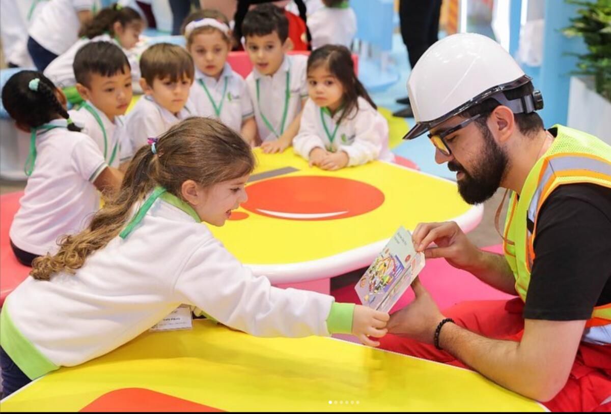 Abu Dabi Özel Okullarında Şubat 2026'ya Kadar Güvenlik Görevlisi, Yerinde Klinik ve Dumansız Kampüs Bulunmalıdır