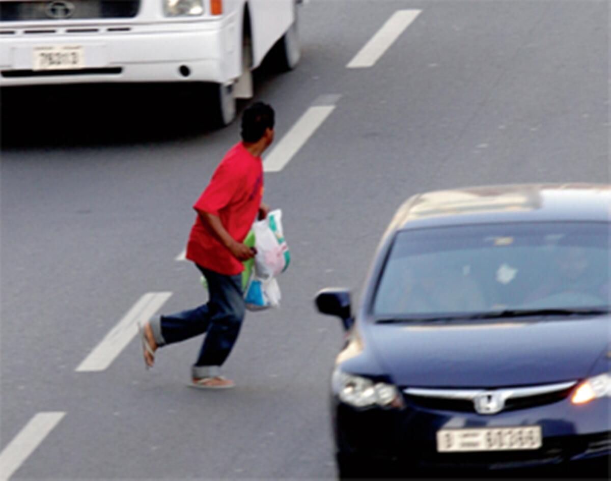 BAE Sürücüleri, Karayollarında Jaywalker'larla Yapılan 'Yakın Çağrıları' Ağır Yeni Trafik Cezaları Olarak Hatırlıyor