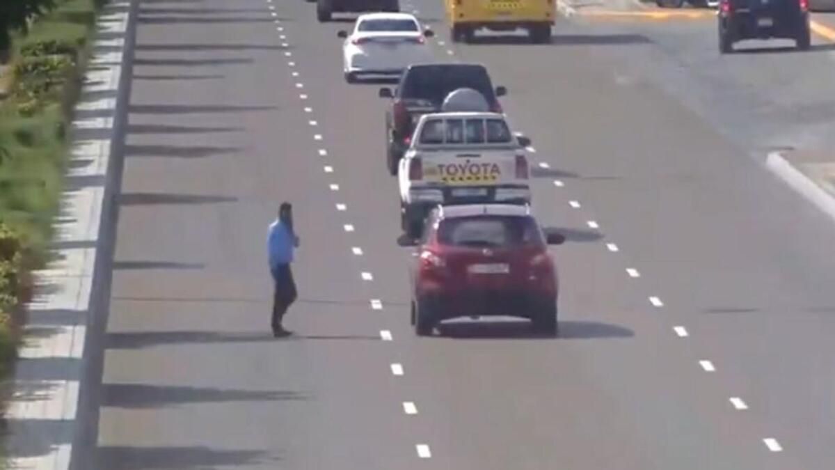 BAE: Uzmanlar, Jaywalker'ların Yeni Yasaya Göre 'Sürücülere Karşı Dava Açamayabileceğini' Söylüyor