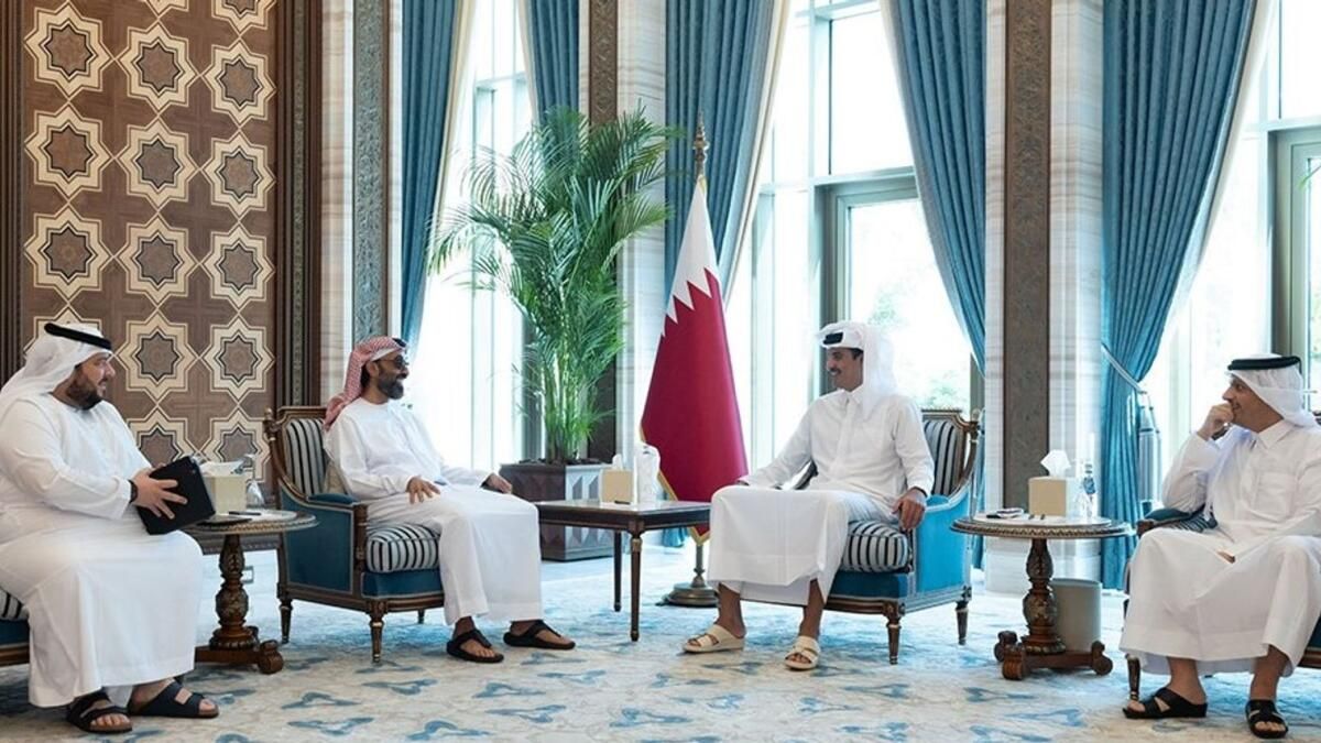 BAE'den Şeyh Tahnoun Doha'ya Geldi, Katar Emiri ile Görüştü