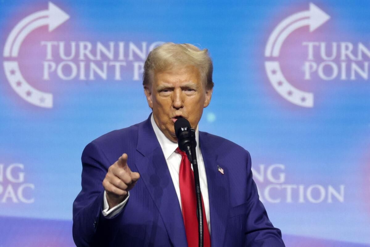 Trump, Jeffrey Epstein Aracılığıyla Tanıştığı Modeli Ellemekle Suçlandı