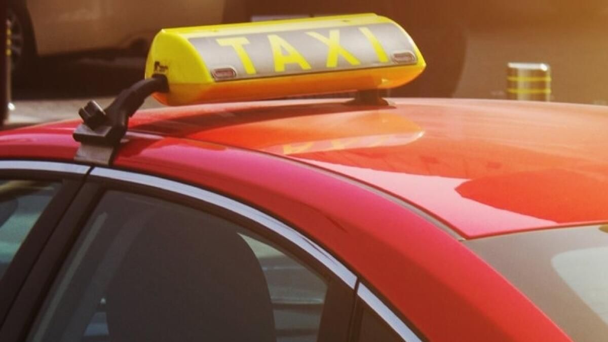 Dubai: Taksi Şoförü Kayıp Değerli Eşyalarda 1 Milyon Dh'yi Buldu; Dönüş için Polis Tarafından Onurlandırıldı
