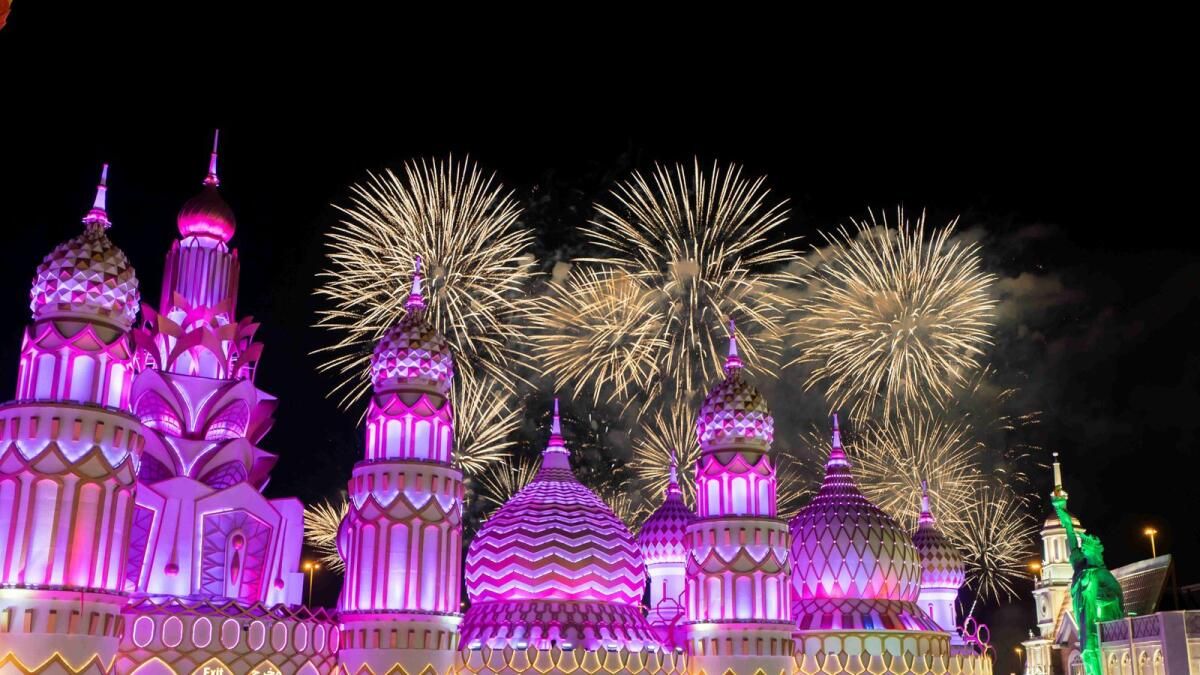 Dubai'deki Diwali: Havai Fişeklerle Festivali Kutlamak için Küresel Köy, Bollywood Performansları