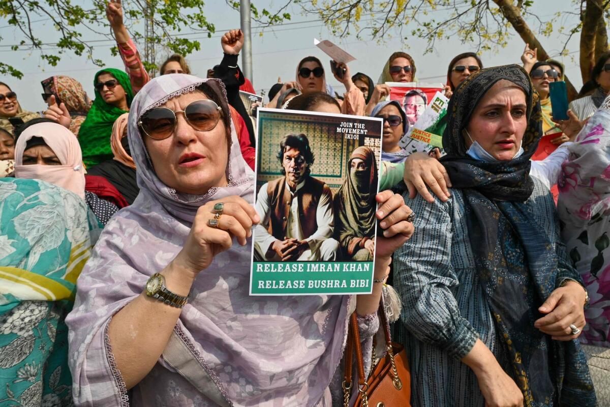 Eski Pakistan Başbakanı İmran Han'ın Eşi Kefaletle Hapisten Çıktı