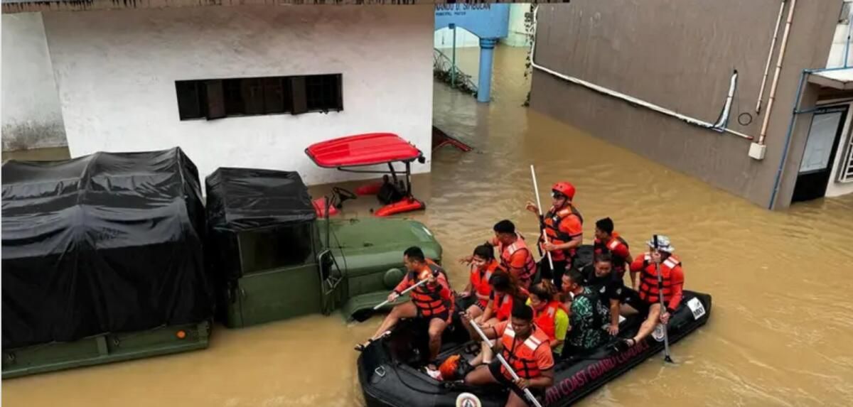 Filipinli Kurtarıcılar Mahsur Kalmak için Sel Sularıyla Savaşıyor