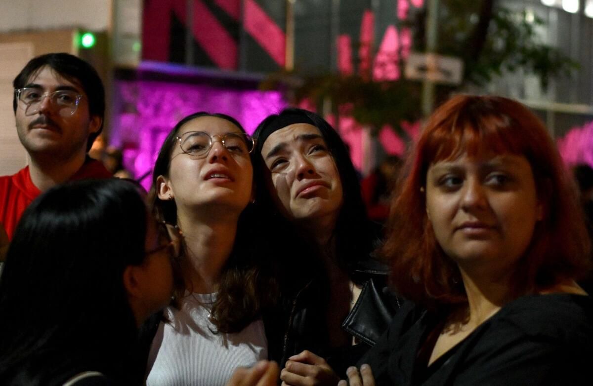 Bakın: Hayranlar, Balkondan Düştükten Sonra Liam Payne'in Zamansız Ölümünün Yasını Tutmak için Otelin Dışında Toplanıyor