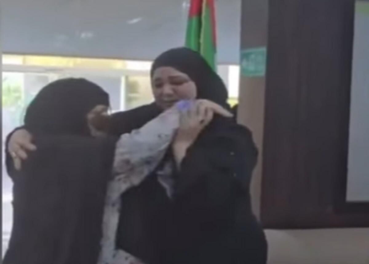 '5 Dakikada' Bulundu: BAE Polisi, Duygusal Videoda 30 Yıl Aradan Sonra 2 Kız Kardeşi Bir Araya Getirdi
