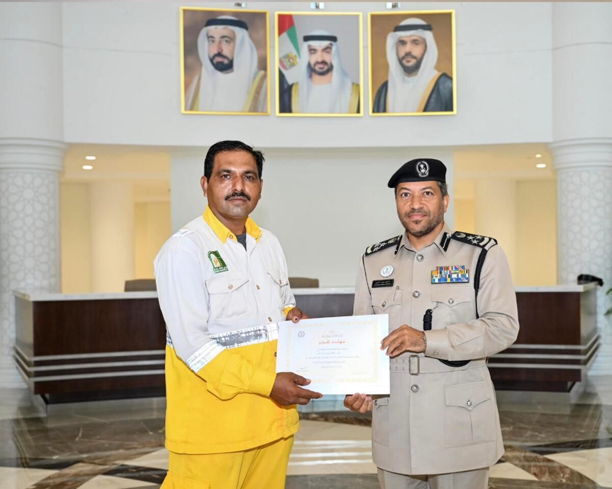 Sharjah Polisi, İşçiyi Trafik Güvenliği Çabalarından Dolayı Onurlandırdı