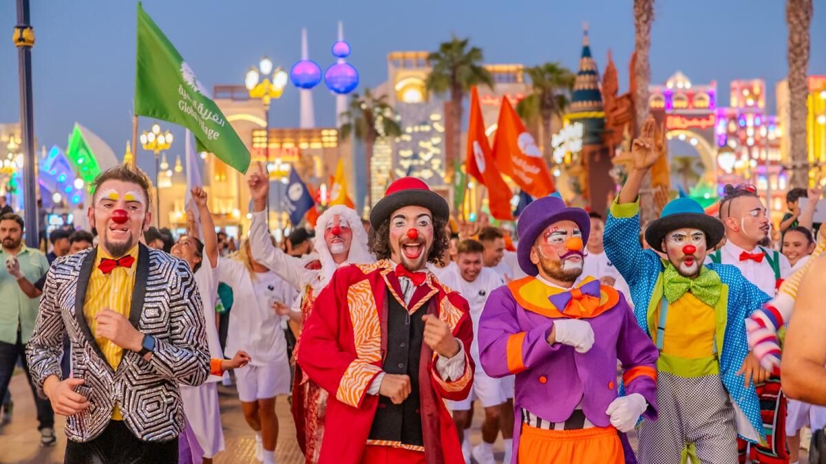 'Katılmak için en iyi ilk gün': Global Village Ziyaretçileri Açılışta Dubai'nin Cazibe Merkezine Akın Ediyor