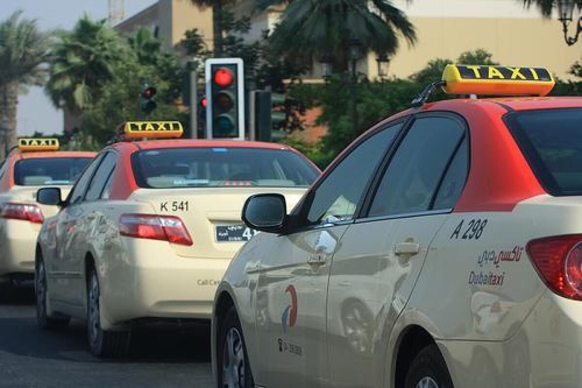 Dubai: Taksi Şoförü, Rta Tarafından Onurlandırılan Yolcunun Geride Bıraktığı Eşyaları İade Ediyor