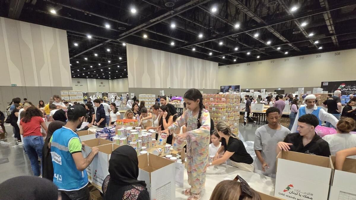 Bakın: Binlerce BAE Sakini, Lübnan'a Yardım Kutuları Toplamak için Expo City Dubai'ye Geldi