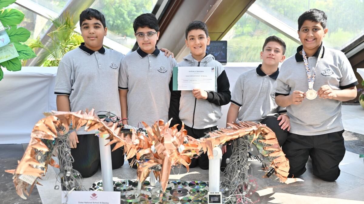 Dubaili Öğrenciler Dev Fil, Kartal Yaratmak için Kırık Dizüstü Bilgisayarlar, Plastik Şişeler Kullanıyor