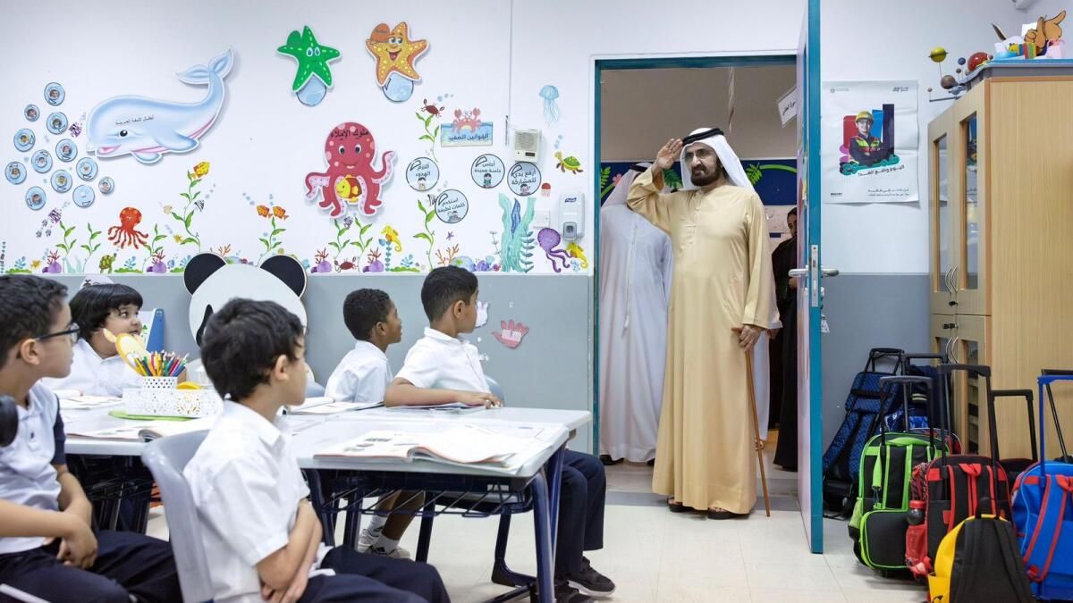 Bakın: Şeyh Muhammed, Öğrencilerin Bir Yılda 25.000 Kitap Okuduğu Dubai Okulunu Ziyaret Etti