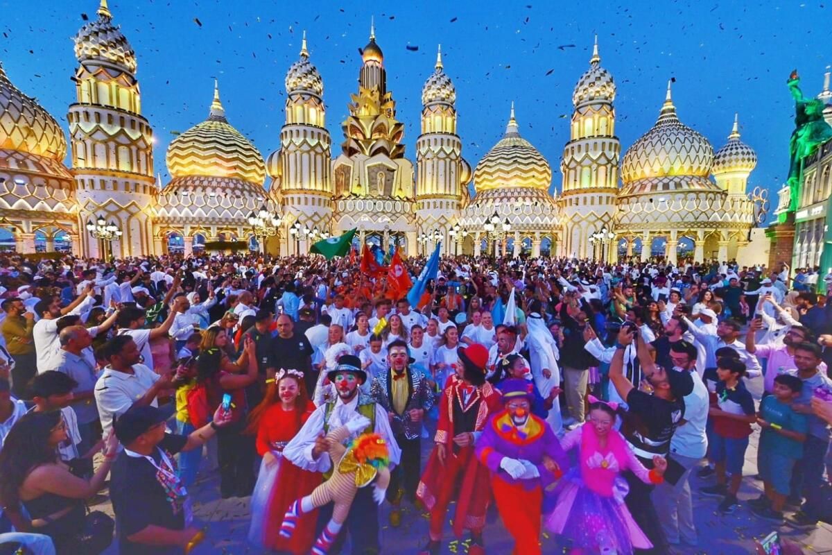 İzle: Global Village, Haftalık Havai Fişeklerle Kutlamak için Sezon Olarak Bando Melodilerine Açılıyor