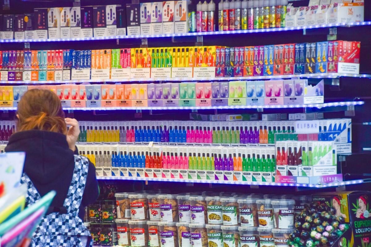 İngiltere, Gençlerin Kullanımını Engellemek için 2025'ten İtibaren Tek Kullanımlık Vape'leri Yasaklayacak