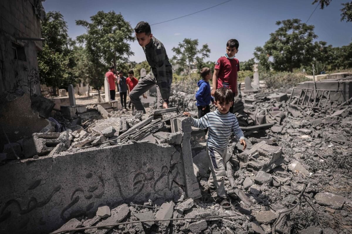 Gazzeli Aile Mezarlar Arasında Savaştan Sığınıyor