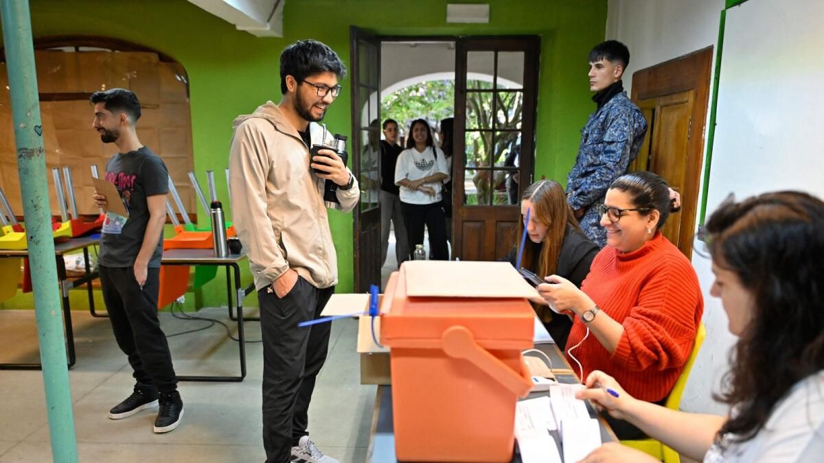 Uruguay'ın Ilımlı Seçim Yarışı Bölgesel Siyasi Bölünme Eğilimini Artırıyor