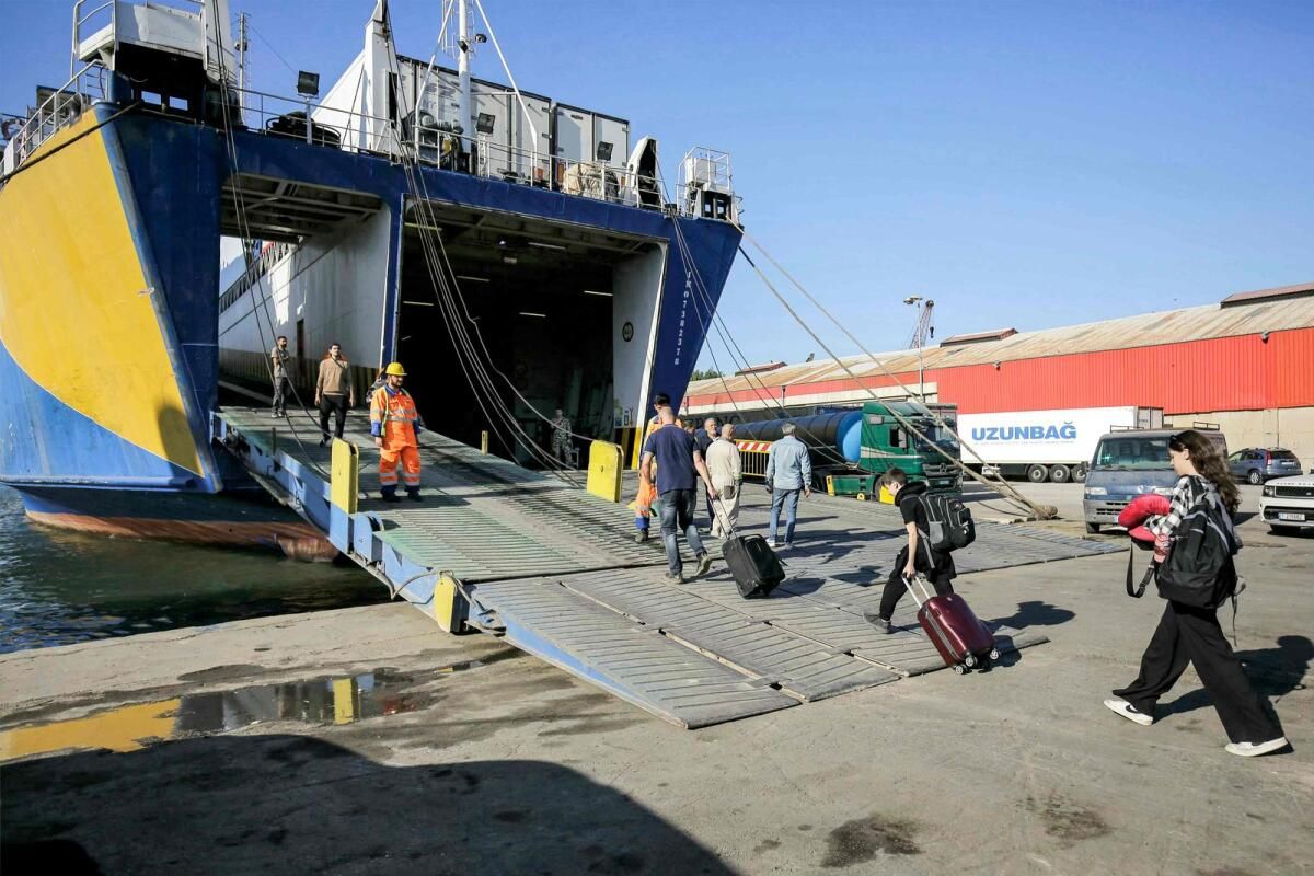 İsrail'in Havaalanına Saldırmasından Korkan Lübnanlılar Deniz Yoluyla Türkiye'ye Kaçıyor