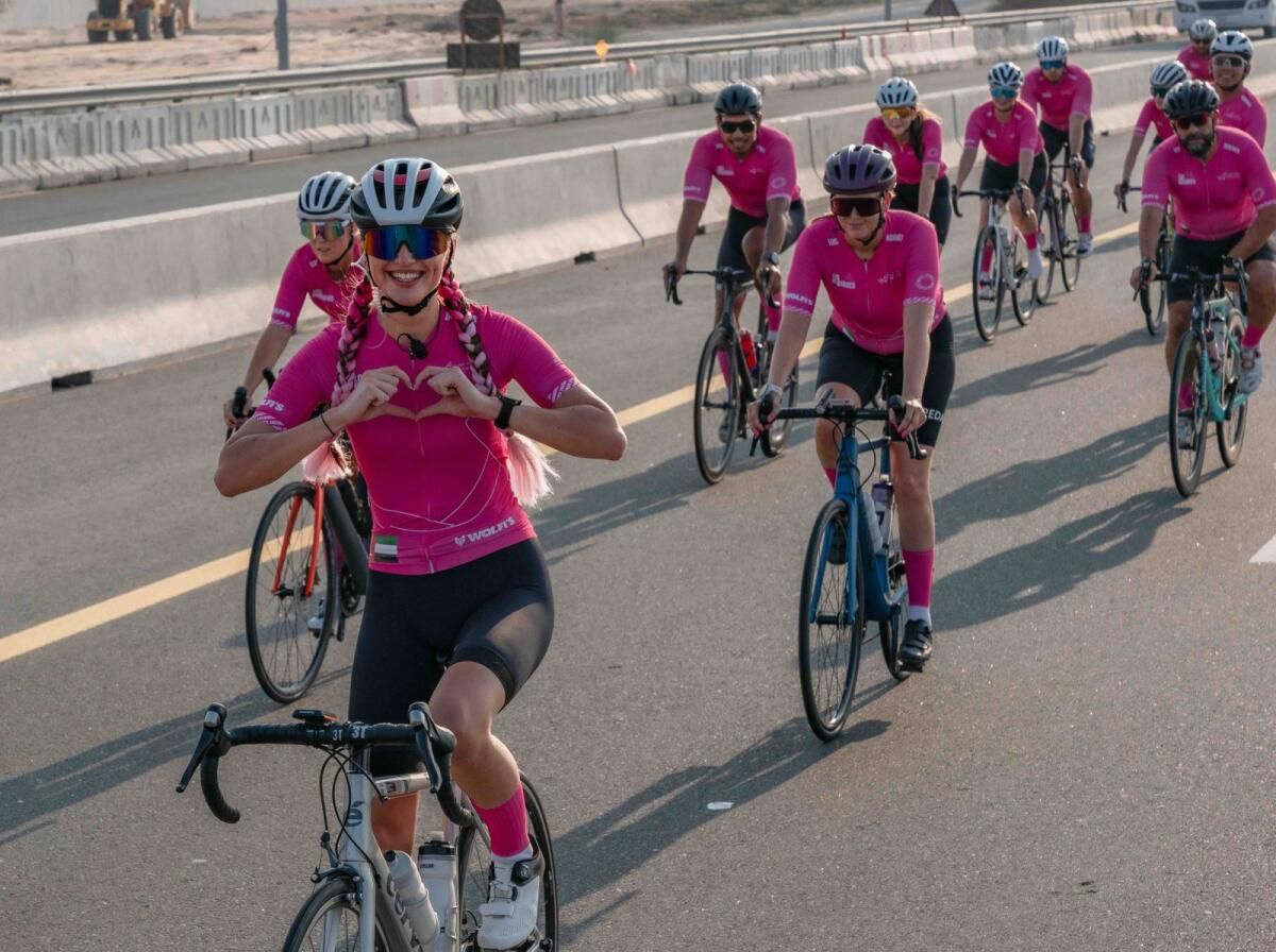 Pembe Bisikletçiler Meme Kanseri Konusunda Farkındalık Yaratmak için BAE'yi Geçecek