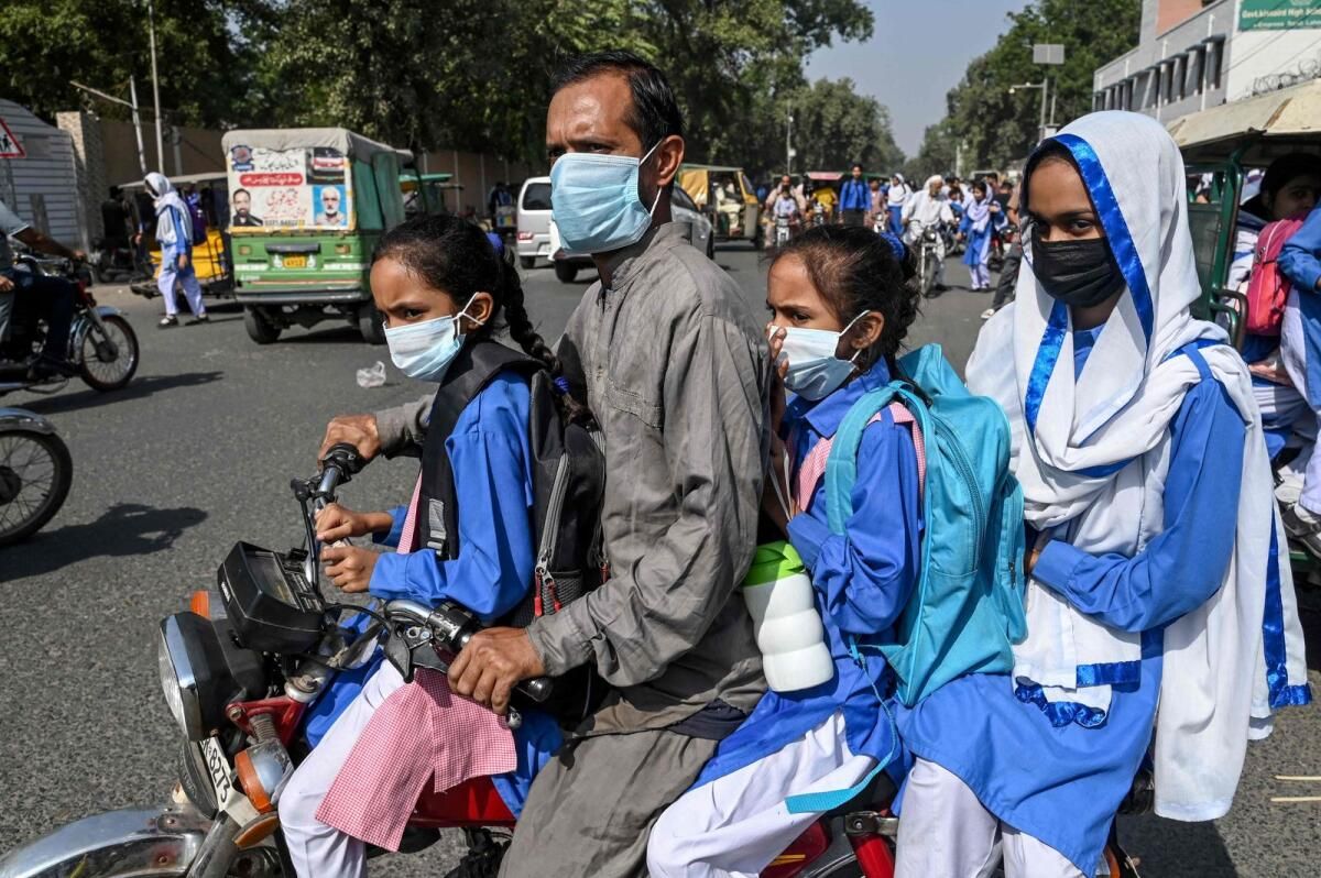 Pakistan'ın Metropolündeki Duman, Okul Çocukları için Açık Hava Oyununu Sona Erdiriyor