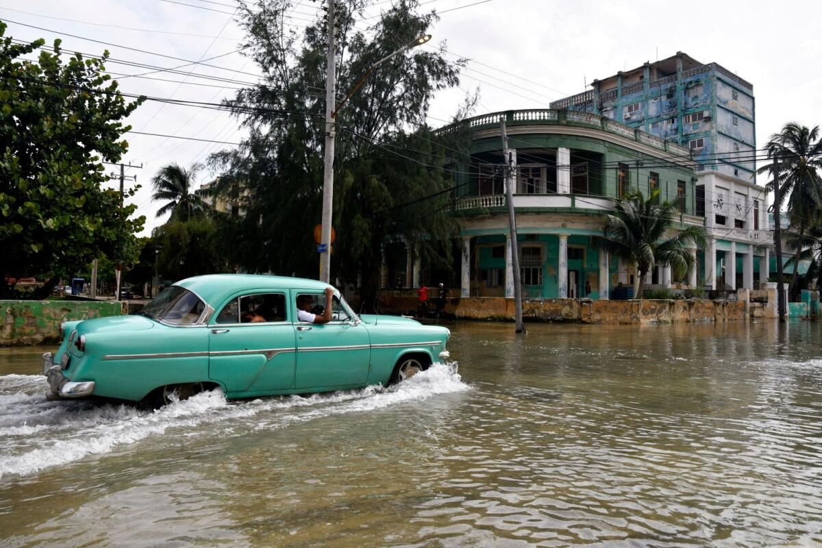 Canavar Kasırgası Milton Karaya Çıktı, Florida'nın Dalgalı Kıyıları