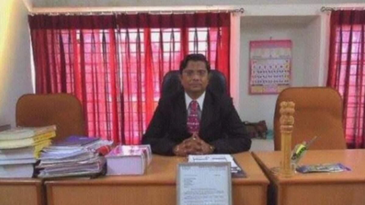 Dolandırıcı 'Yargıç' Hindistan'da Sahte Mahkeme Yürüttüğü için Tutuklandı