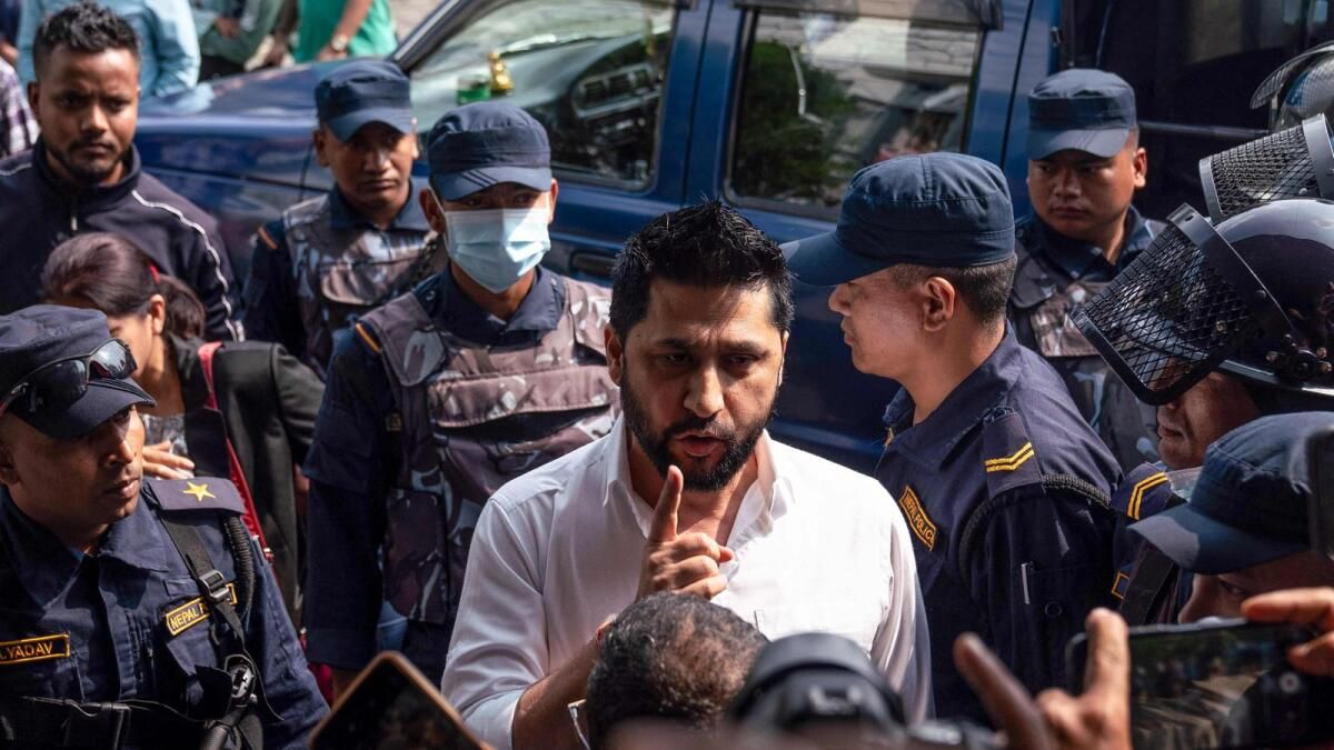 Nepalli Protestocular, Politikacının Dolandırıcılık Suçlamaları Nedeniyle Polisle Çatıştı