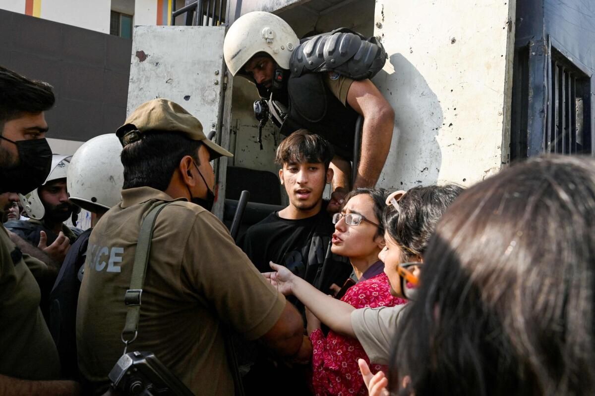 Pakistan Üniversite Kampüsü, Öğrencilerin Tecavüz Raporlarını Protesto Etmesinin Ardından Kapandı