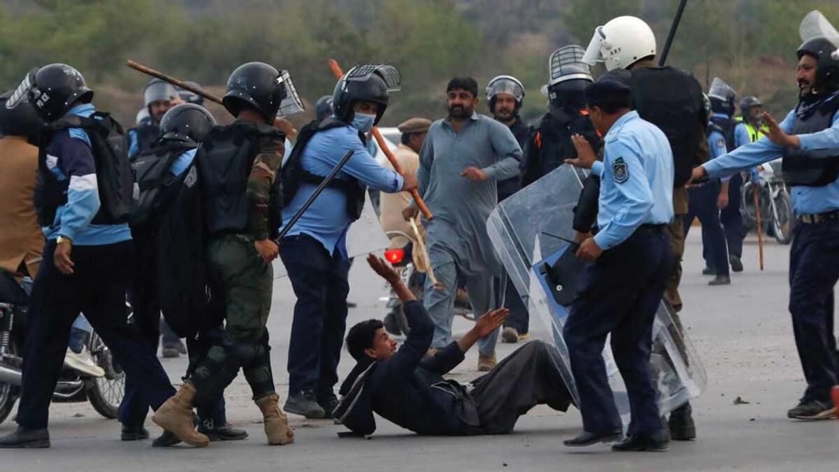 Pakistan Polisi İslamabad'da Eski Başbakan Han'ın Destekçileriyle Çatıştı