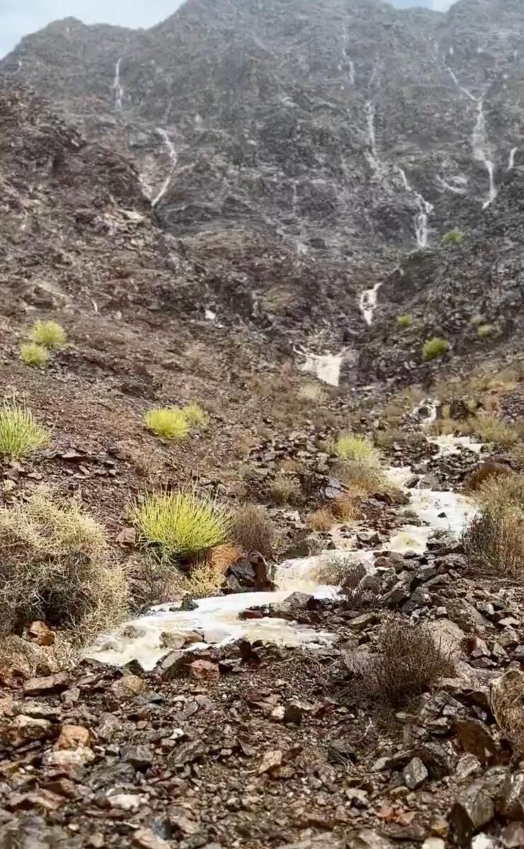 Bakın: Yağmurlar BAE'nin Bazı Bölgelerine Çarptı; Şelaleler Fujairah Dağları'ndan Akıyor