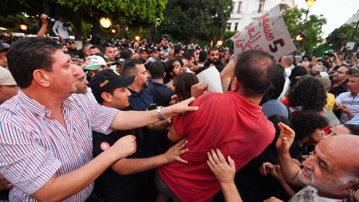 Daha Fazla Genç Tunuslu Siyasetten Kaçınırken, Çoğu Yurtdışına Gitmek İstiyor
