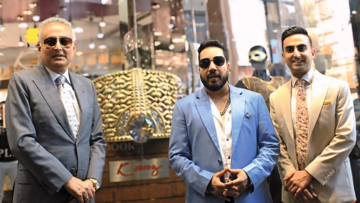 Ünlü Bollywood Şarkıcısı Mika Singh, Dubai'nin Altın Çarşısı'nda Kanz Mücevherlerini Aydınlatıyor