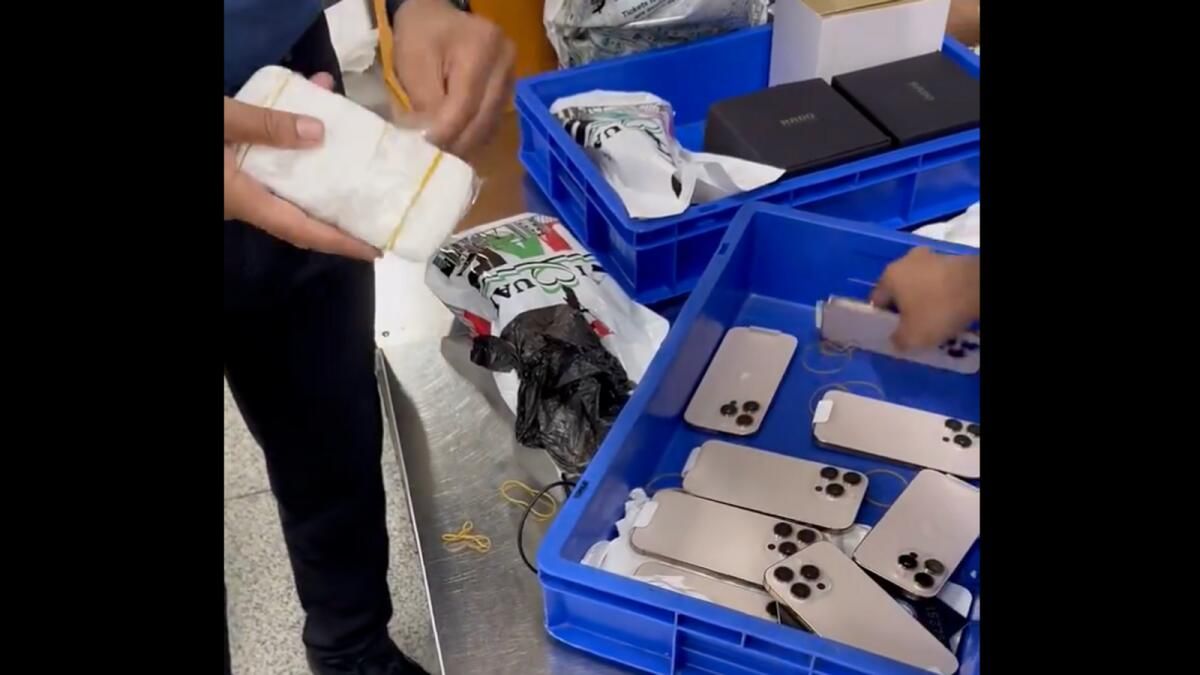 Video: Dubai'den 4 Yolcu Kutusuz İphone 16 Cihazlarını Hindistan'a Kaçırırken Yakalandı