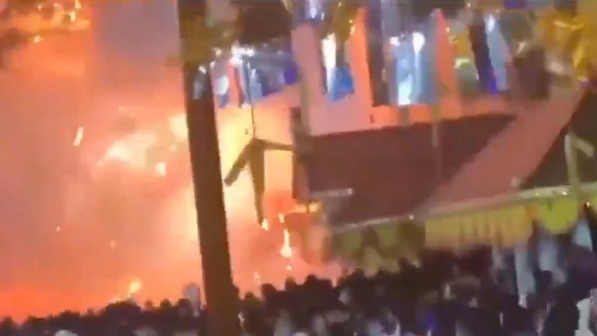 Video: Hindistan'ın Kerala'sında Tapınak Havai Fişek Patlaması 150'den Fazla Kişiyi Yaraladı