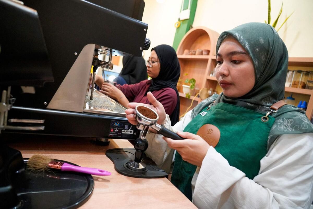 Endonezya'nın Şeriat Kalesinde Kadına Ait Kafe Damgalandı