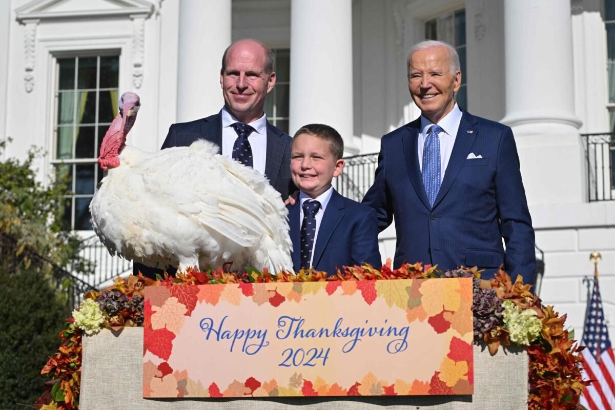 Biden, Son Şükran Günü Etkinliği Sırasında Hindilerin Şeftalisini Ve Çiçeğini Affetti