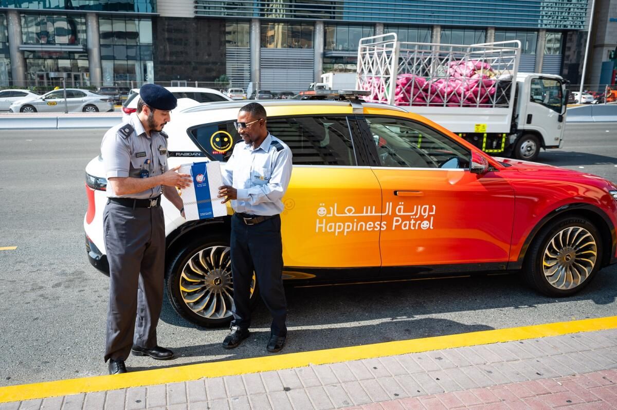 'Korkmayın': Abu Dabi Polisi, Güvenli Sürüşü Ödüllendirmek için Sürücüleri Takip Ediyor, Para Cezası Vermiyor