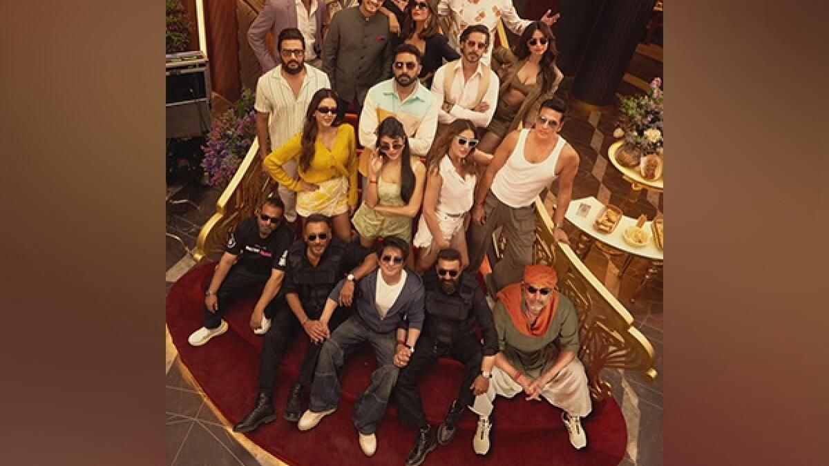 Akshay Kumar, Abhishek Bachchan 'Housefull 5' Oyuncu Kadrosuyla Poz Veriyor
