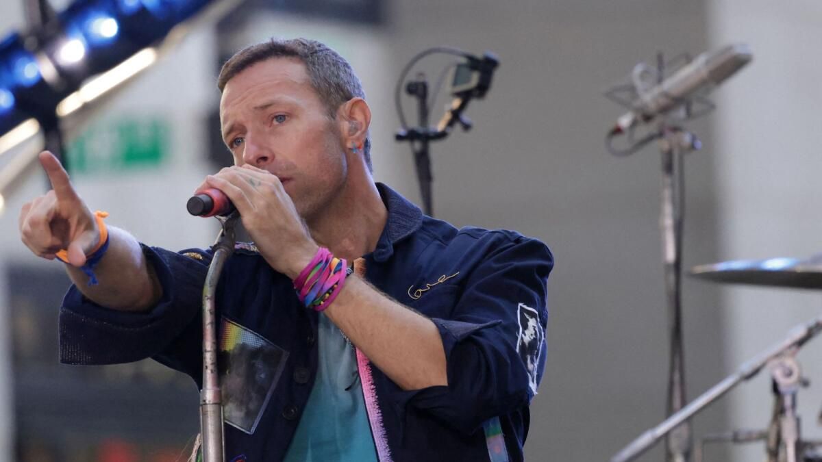 Chris Martin, Avustralya'da Coldplay ile Sahne Alırken Sahne Tuzağı Kapısından Düşüyor