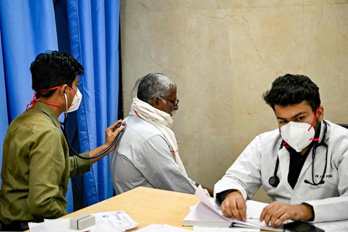 Hindistan'da Ücretsiz Hastaneye Yatış için Yaşlı Ebeveynler Nasıl Kayıt Altına Alınır