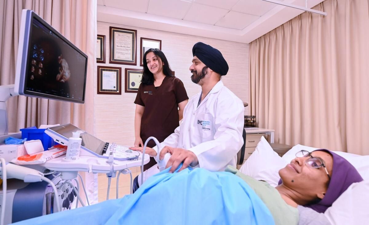 BAE: Ölümcül Rahatsızlığı Olan İkiz Bebekler Hala Anne Karnındayken Ameliyatta Kurtarıldı
