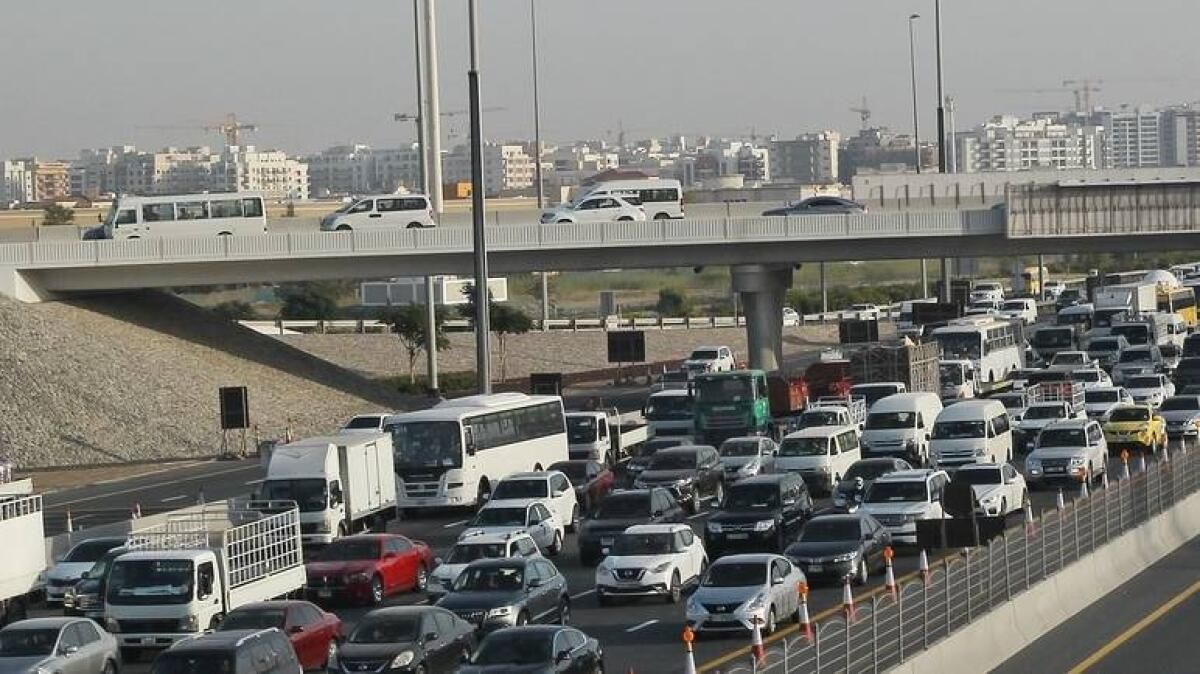 Dubai Polisi Cezayir Sokağında Kaza ve Trafik Sıkışıklığı Konusunda Uyardı