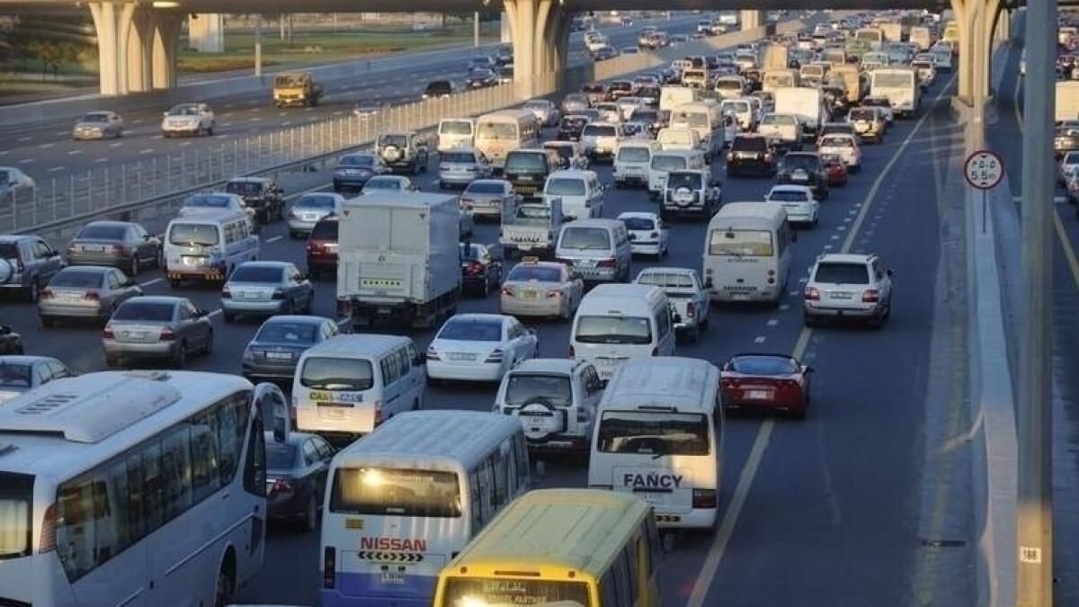 Dubai Polisi Kaza, Al Khail Yolu'ndaki Trafik Sıkışıklığı Konusunda Uyardı
